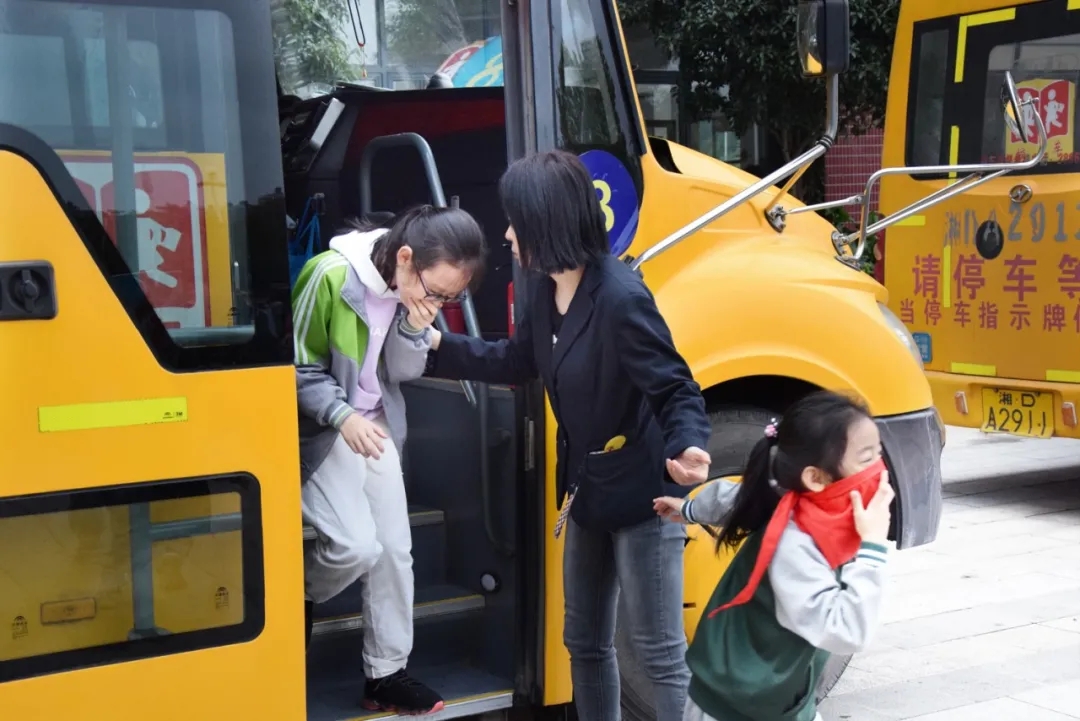 文明乘校车 平安伴我行